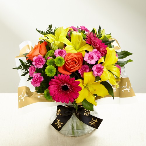 The FTD Bold Beauty Handtied Bouquet